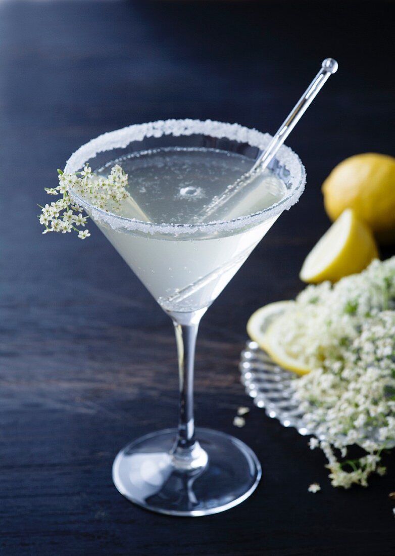 Cocktail mit Gin und Holunderblüten