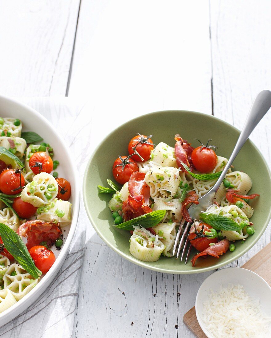 Nudelsalat mit Kirschtomaten, Schinken und Minze