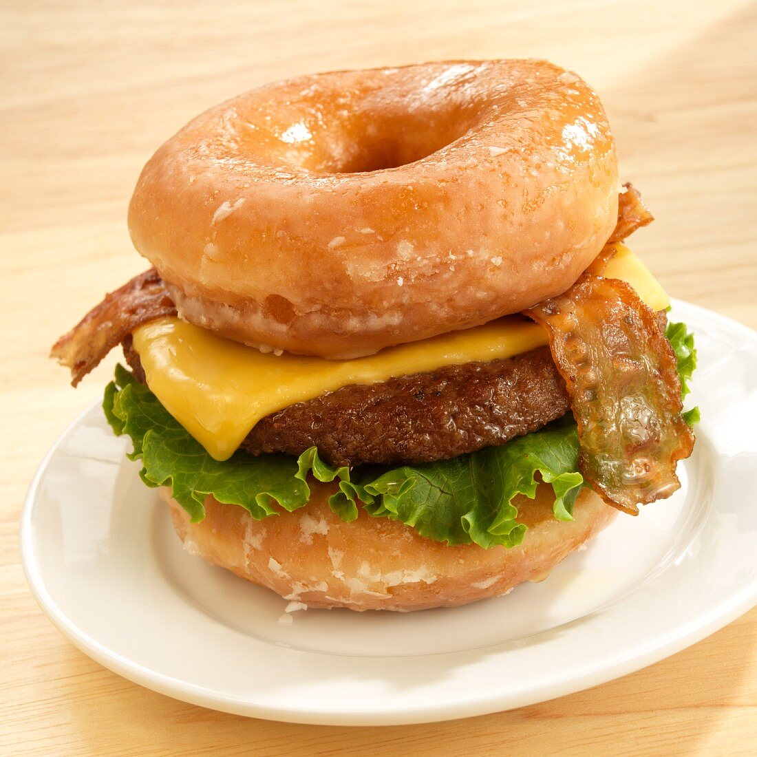 Donut-Cheeseburger mit Speck