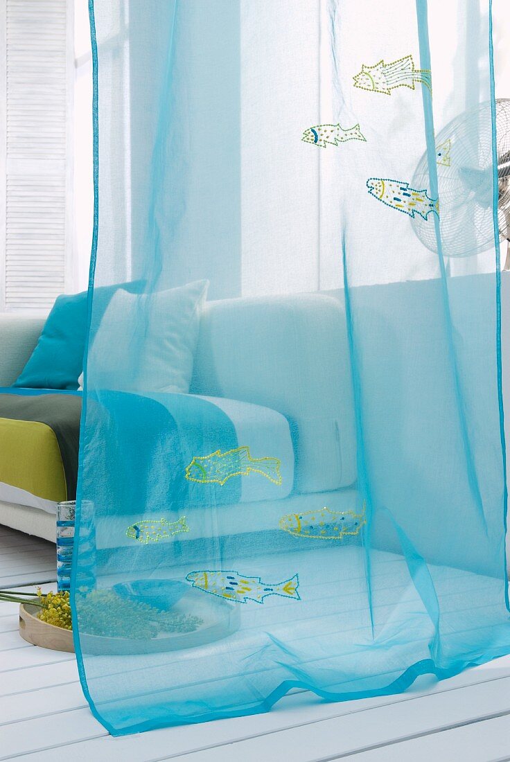 Blauer transparenter Vorhang mit Pailletten-Fischen bestickt als Raumteiler