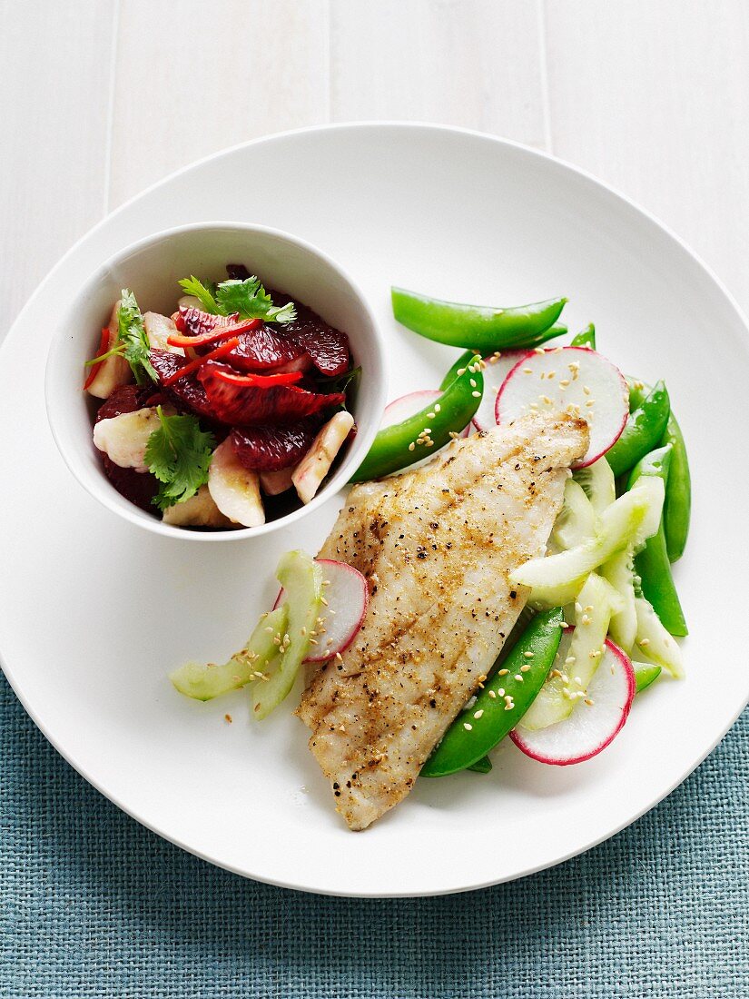 Snapperfilet mit fruchtigem Gemüsesalat