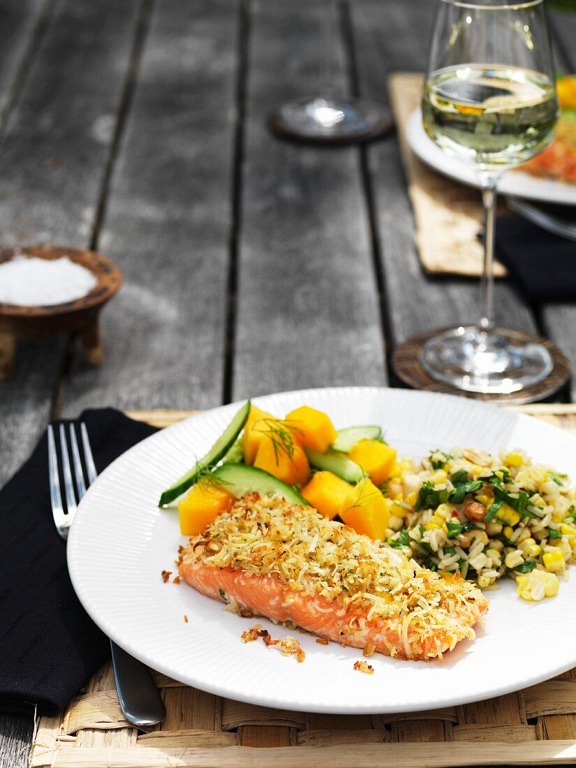 Lachsfilet mit Kokoskruste auf Gartentisch