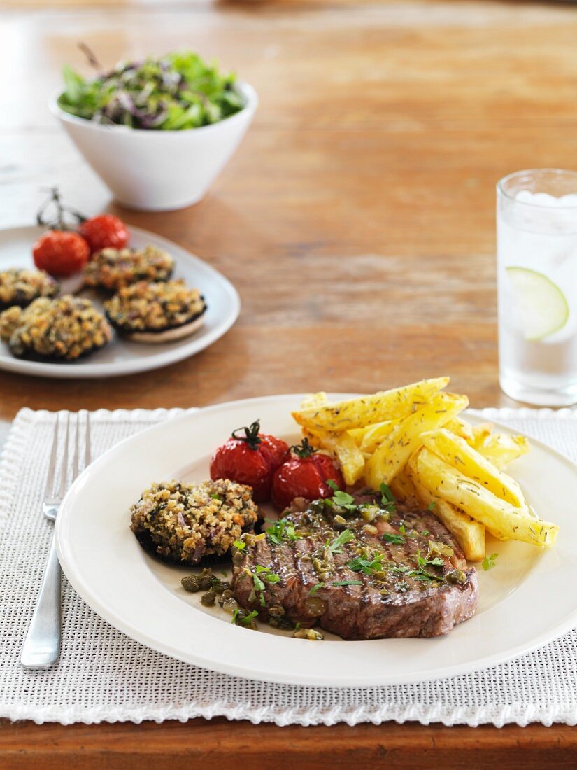 Rindersteak mit Kapern, Essiggurken und Pommes frites