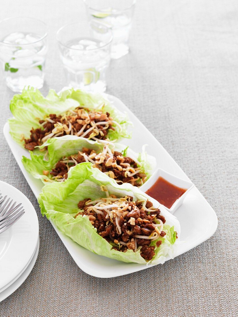 Hoisin-Schweinefleisch mit Bohnensprossen und Erdnüssen in Salatblättern