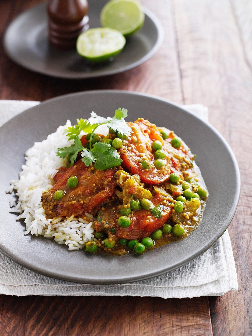 Gebratene Tomaten mit Erbsen und Reis