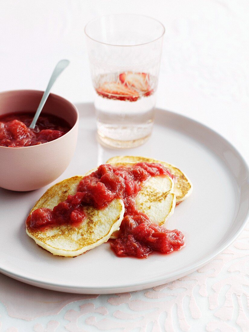 Pancakes mit Erdbeer-Rhabarber-Sauce
