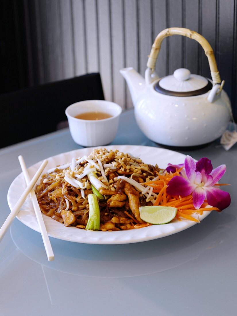 Pad Thai (pfannengerührte Nudeln mit Huhn, Thailand)