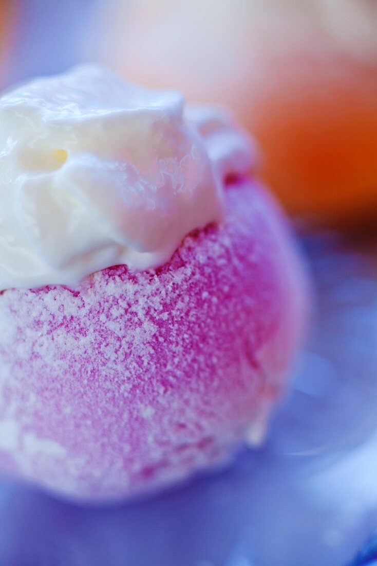 Japanisches Mochi-Eis mit Erdbeergeschmack