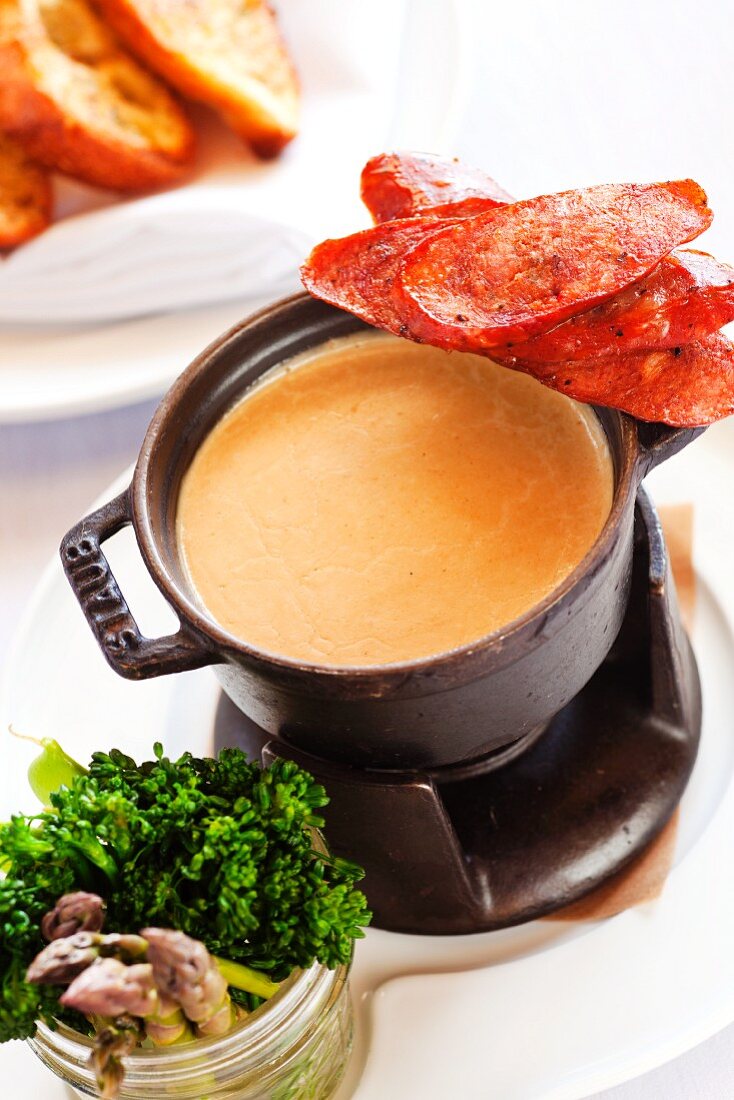 Fondue aus Gouda und Porter Käse mit Andouille-Wurst, Broccolini und Spargel