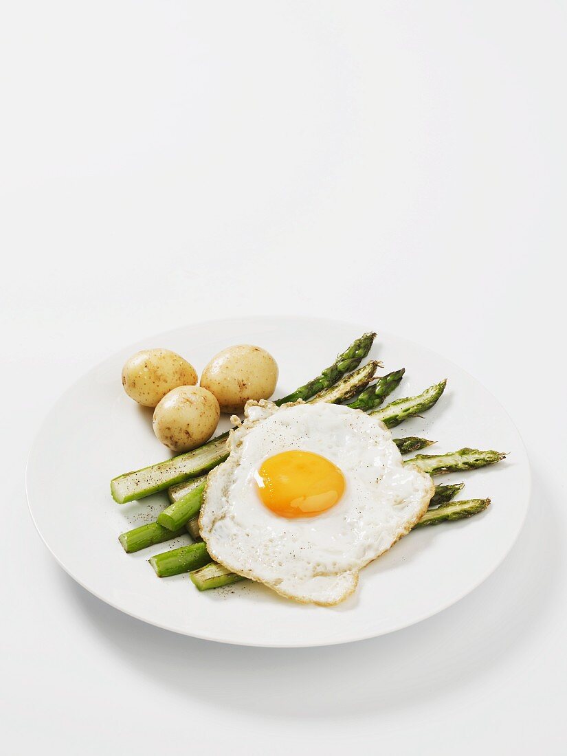 Green asparagus with new potatoes and a fried egg