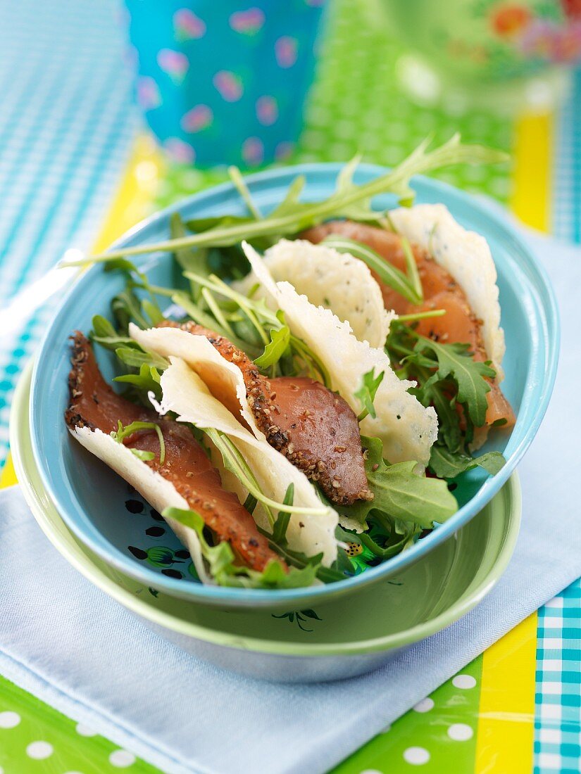 Parmesanhippen mit Räucherlachs und Rucola