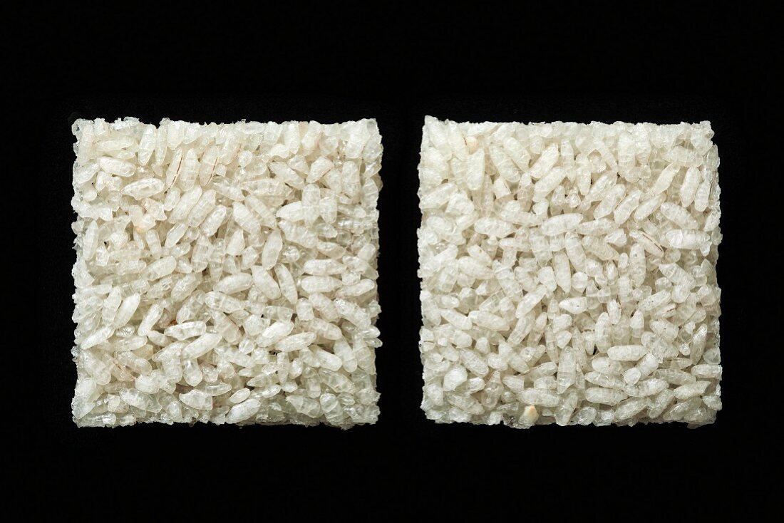 Quadratische Reiscracker auf schwarzem Grund