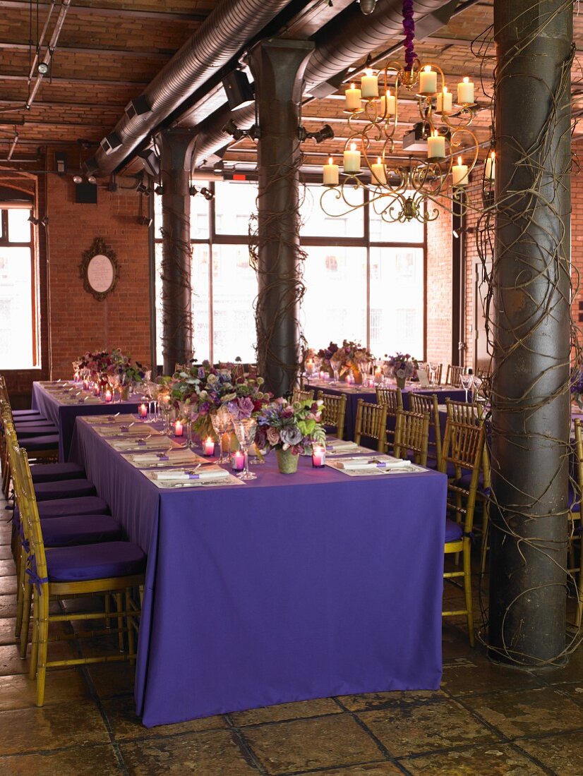 Festliche Tafel mit lila Tischdecke und einer farblich abgestimmten Tischdekoration