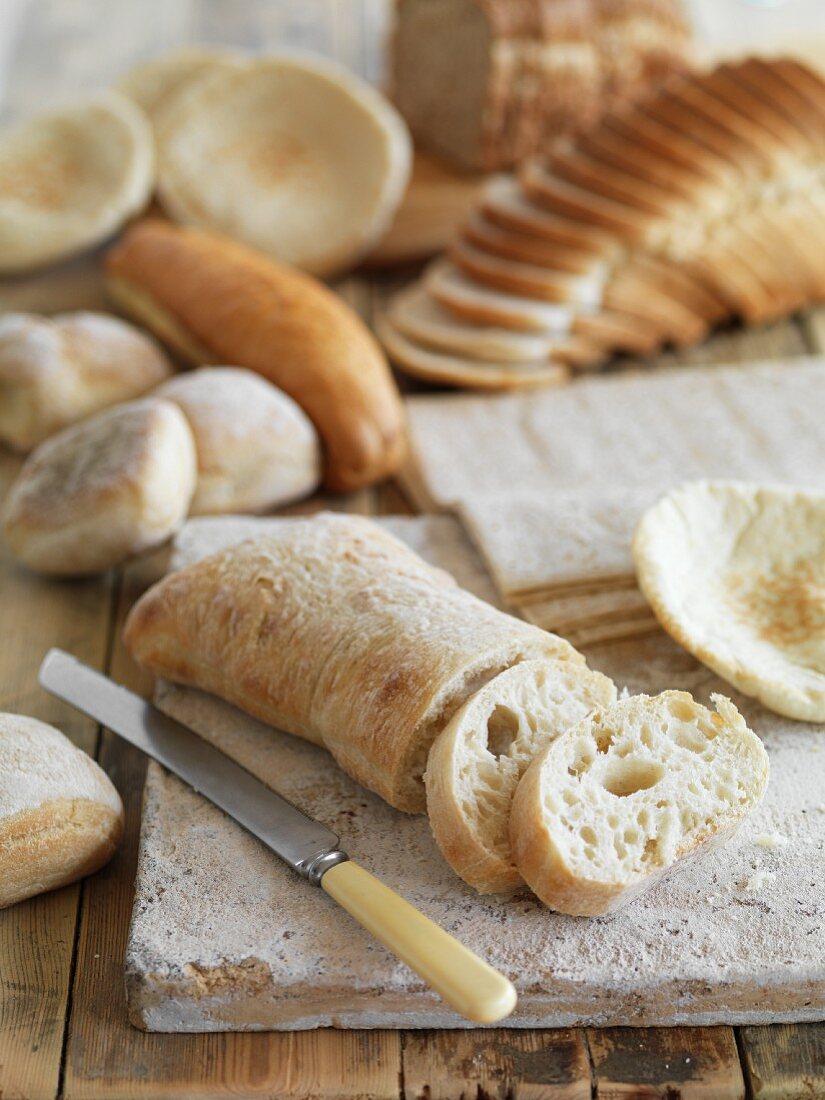 Verschiedene Brote und Brötchen