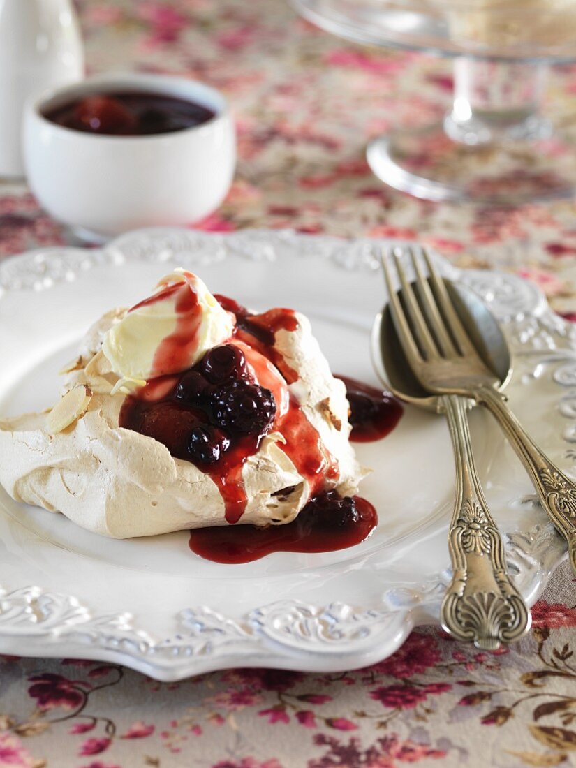 Meringues with brown sugar and blackberry sauce