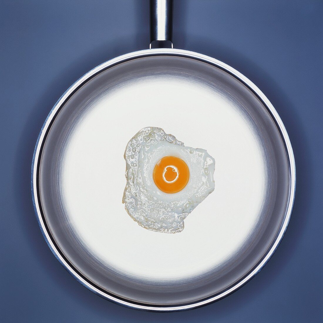 A fried egg in a frying pan (seen from above)
