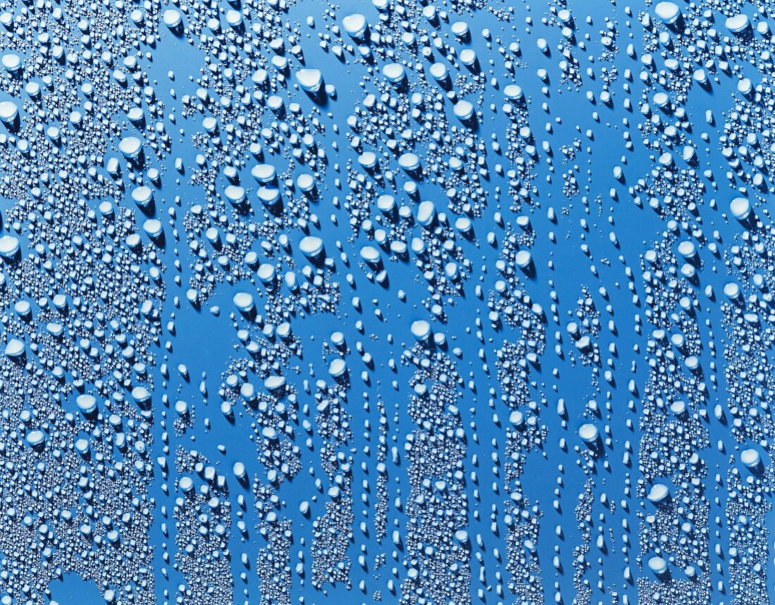 Blaue Oberfläche mit Wassertropfen