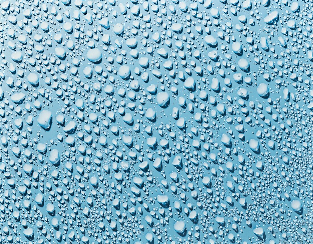 Blaue Oberfläche mit Wassertropfen