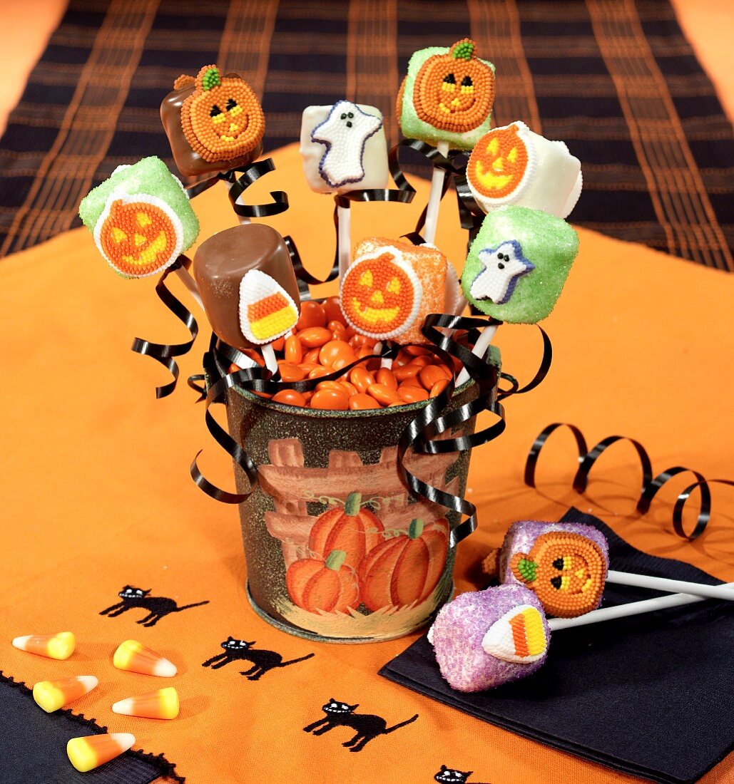 Verzierte Marshmallow-Spiesse und Schokolinsen zu Halloween
