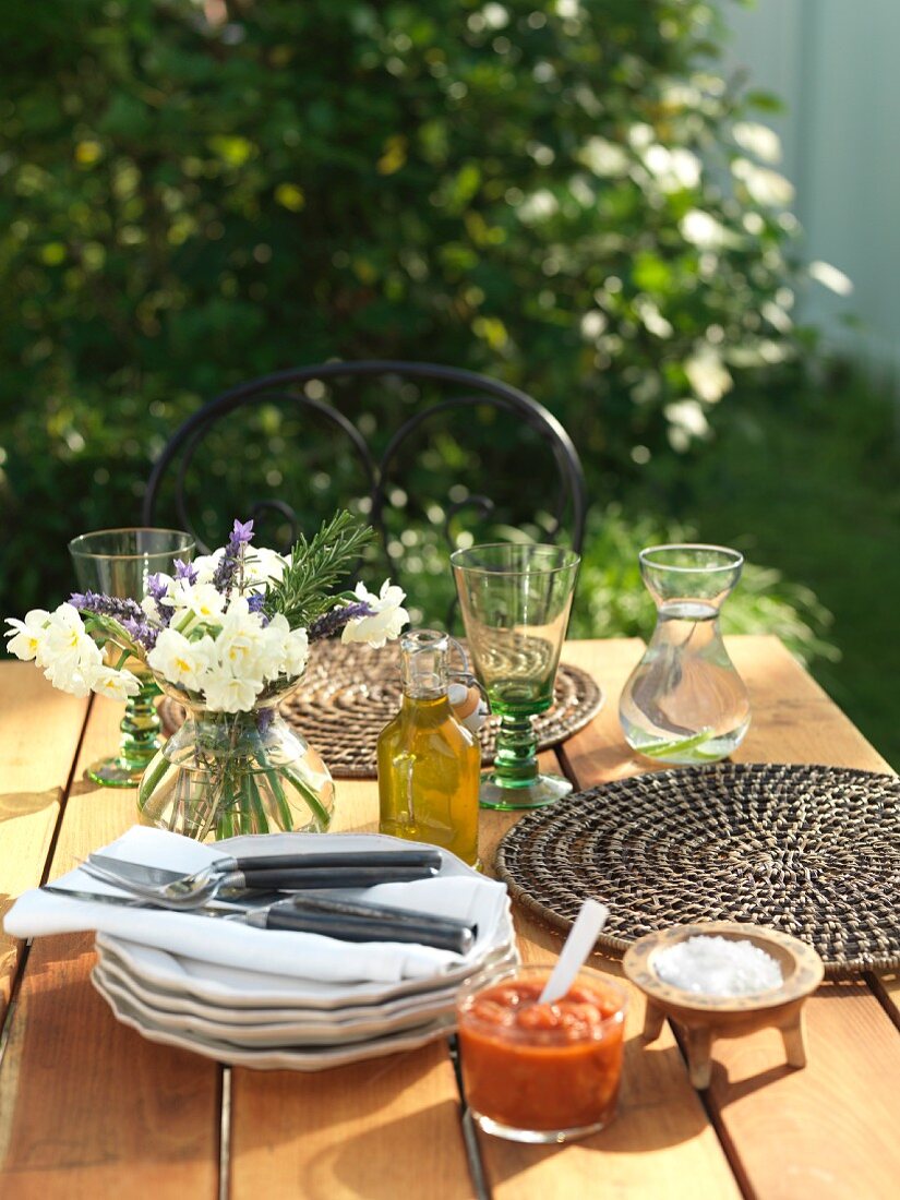 Sommerlich gedeckter Tisch im Garten