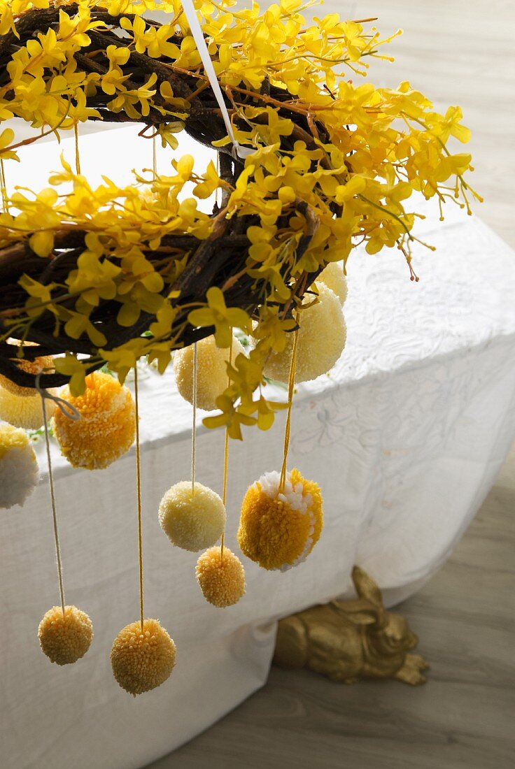 Osterkranz mit Forsythien und Woll-Pompons