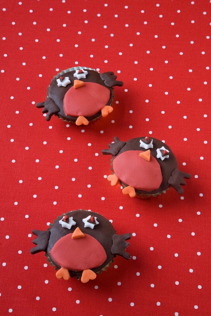 Drei Cupcakes als Rotkehlchen verziert zu Weihnachten