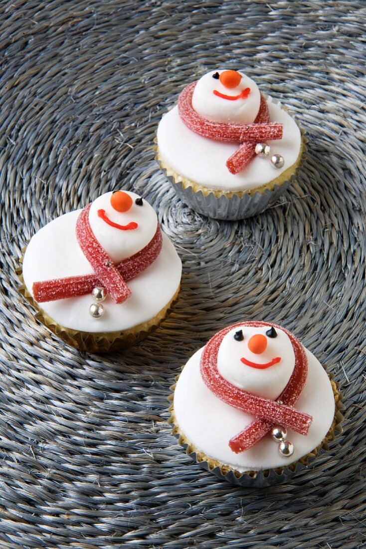Drei Cupcakes als Schneemänner verziert