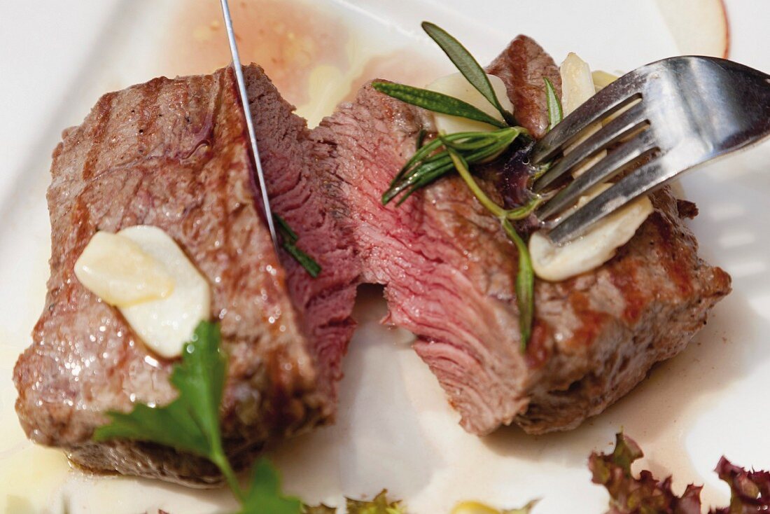 Gegrilltes Rumpsteak mit Knoblauch und Kräutern (Close Up)