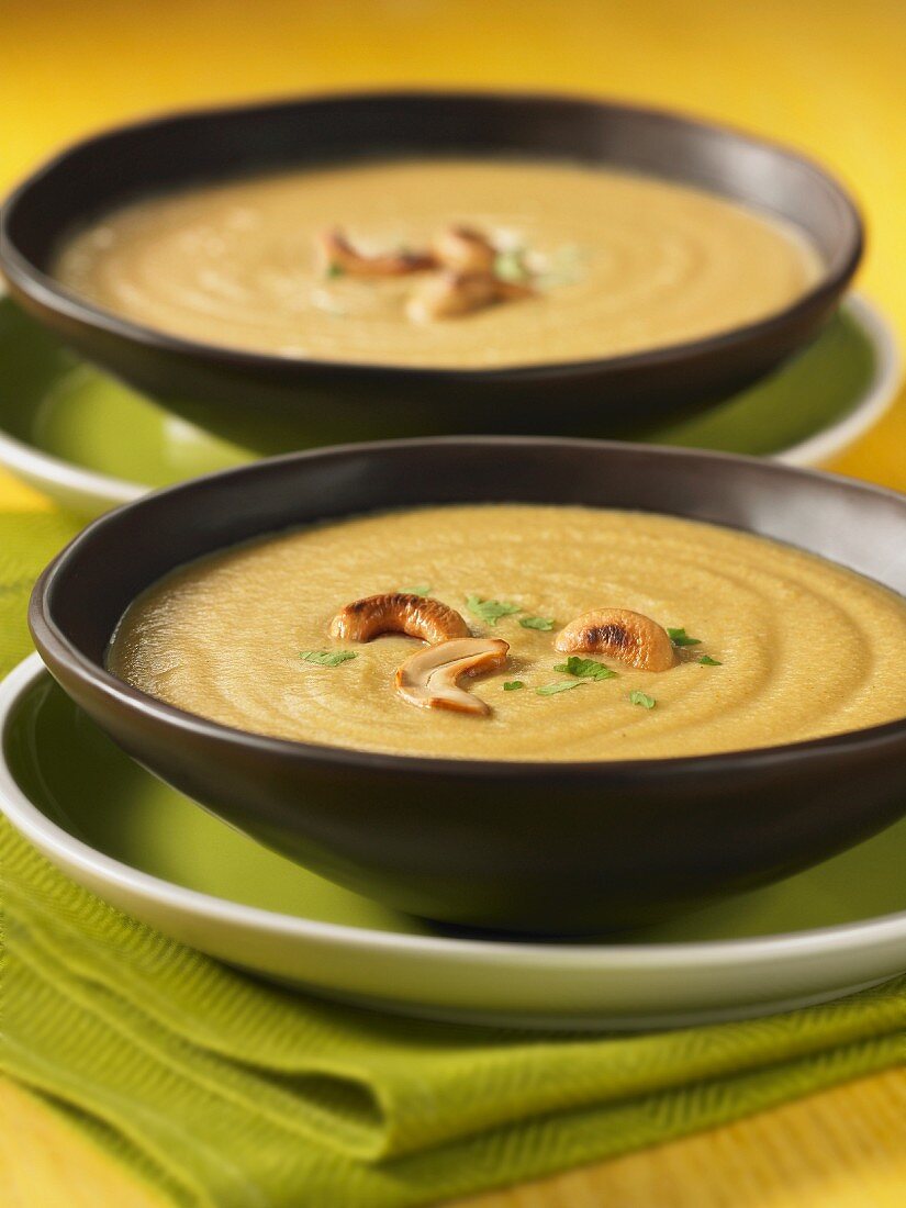 Cream of cauliflower soup with roasted cashew nuts