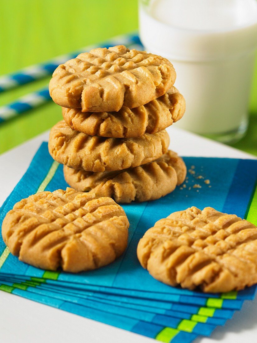 Erdnussbutter-Cookies und ein Glas Milch