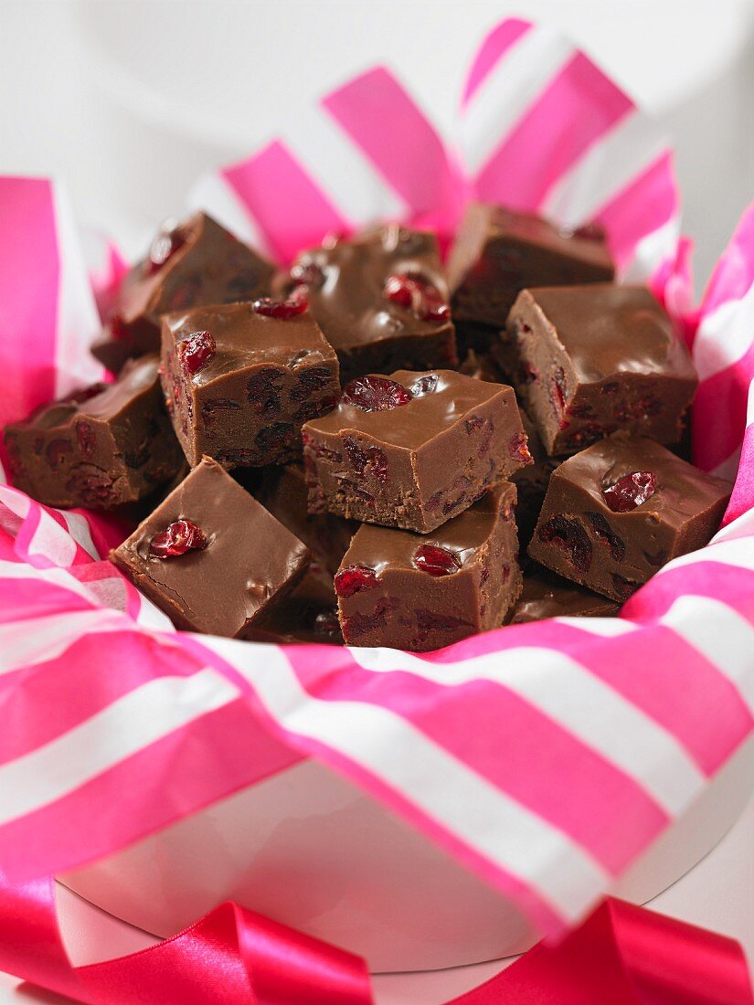 Cranberry Chcocolate Fudge in einer Schale mit rosa-weiss gestreifter Serviette