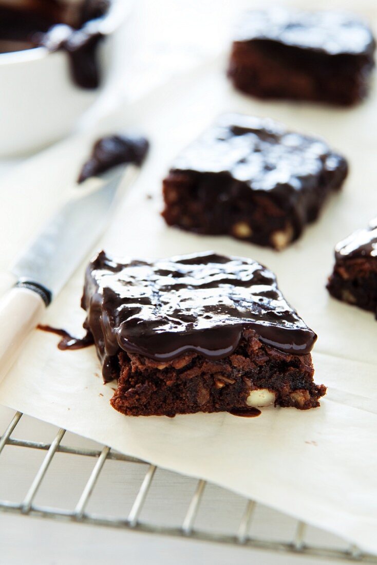 Glasierte Brownies mit Pekannüssen und Orange