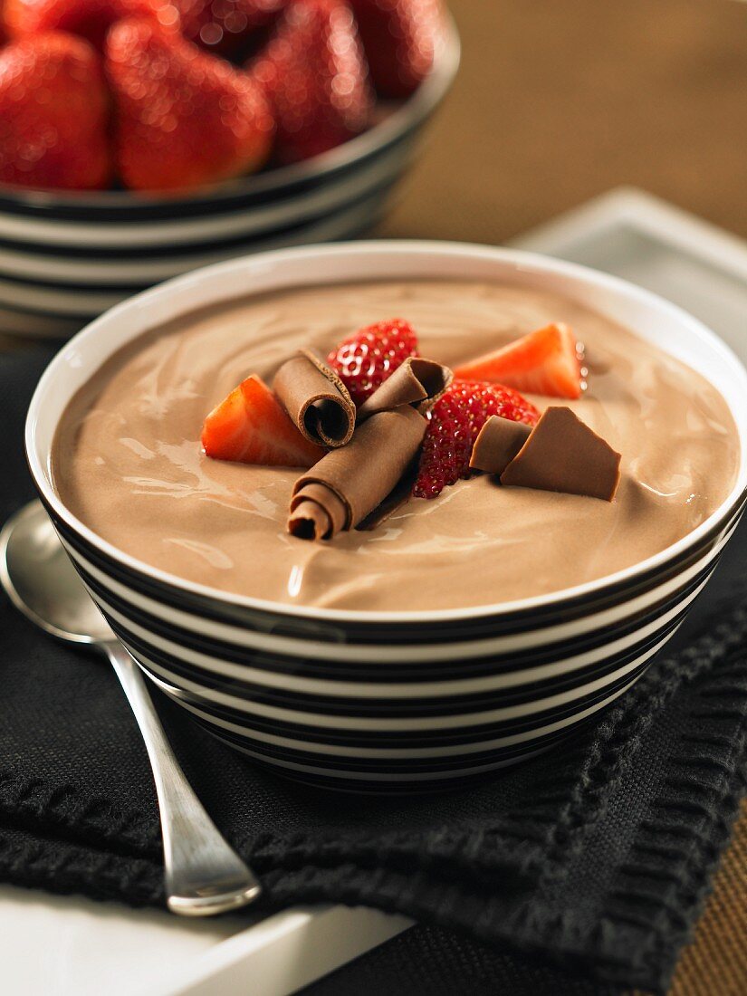 Schokoladenjoghurt mit frischen Erdbeeren und Schokoröllchen