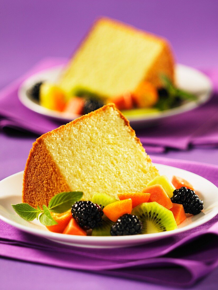 Orangen-Chiffon-Cake mit frischen Früchten (USA)