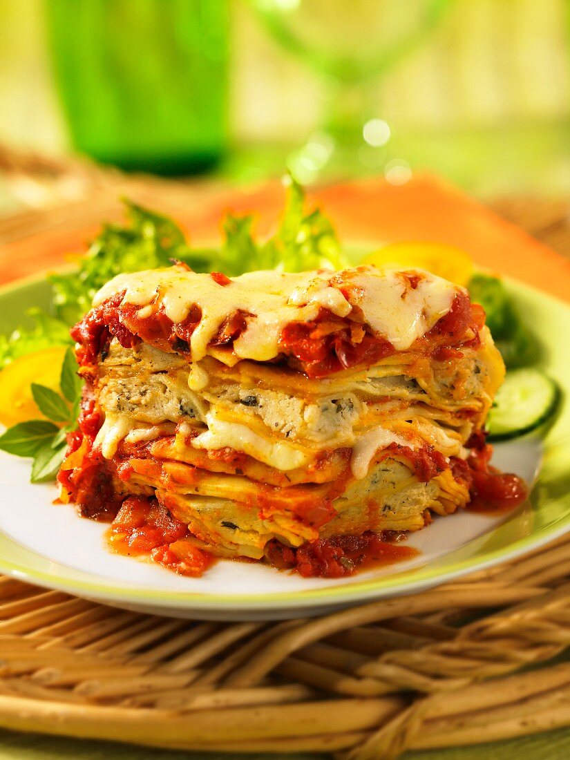 Ein Stück vegetarische Lasagne