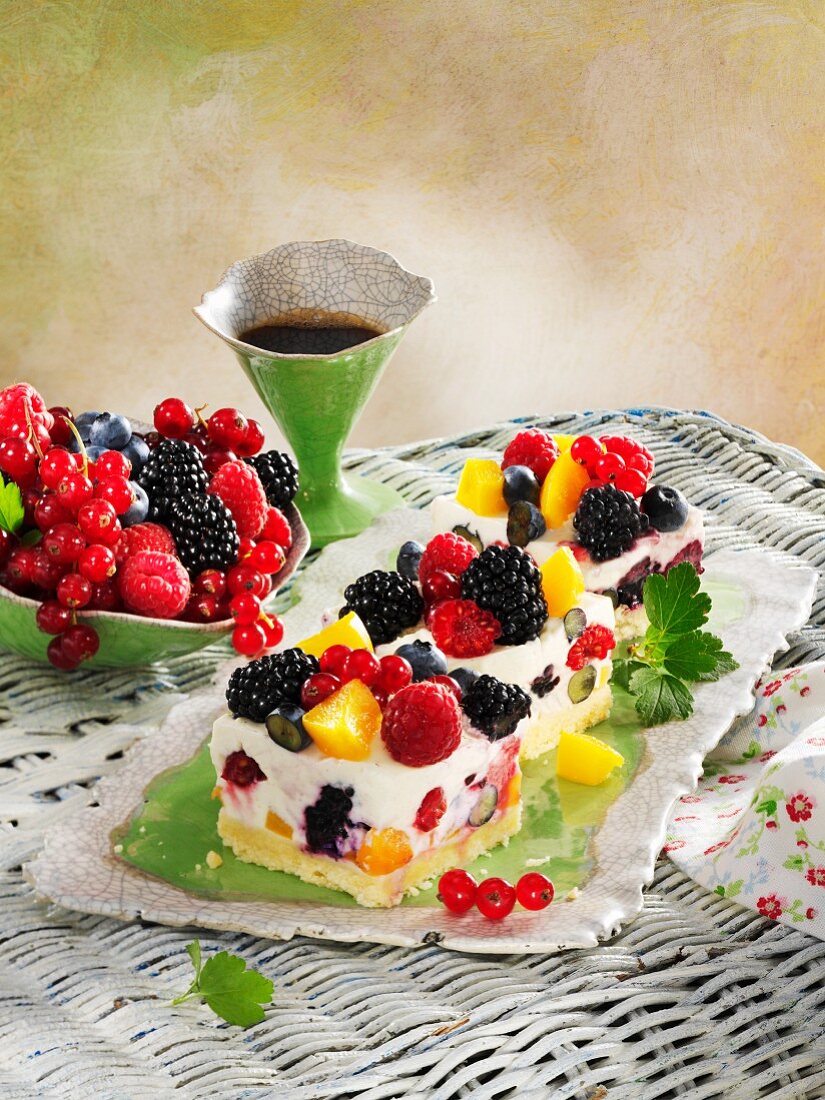 Quark cake with berries and peaches