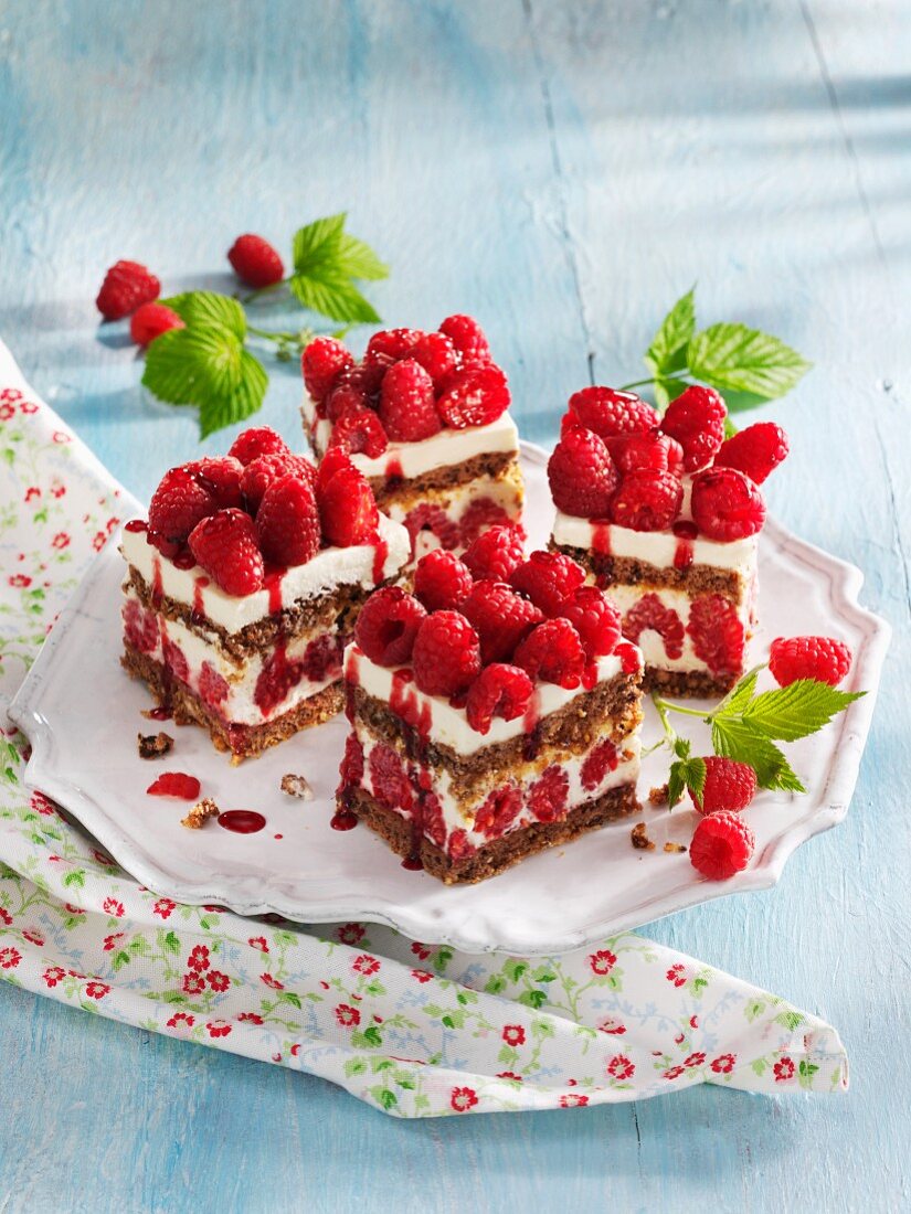Raspberry cream slices with brittle