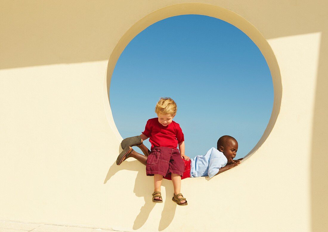 Zwei Jungen spielen am Meer