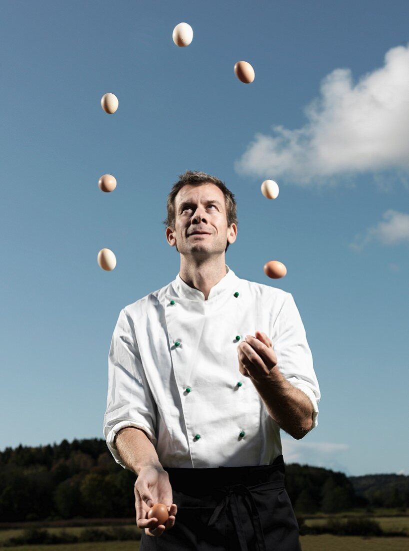 Koch jongliert mit Eiern