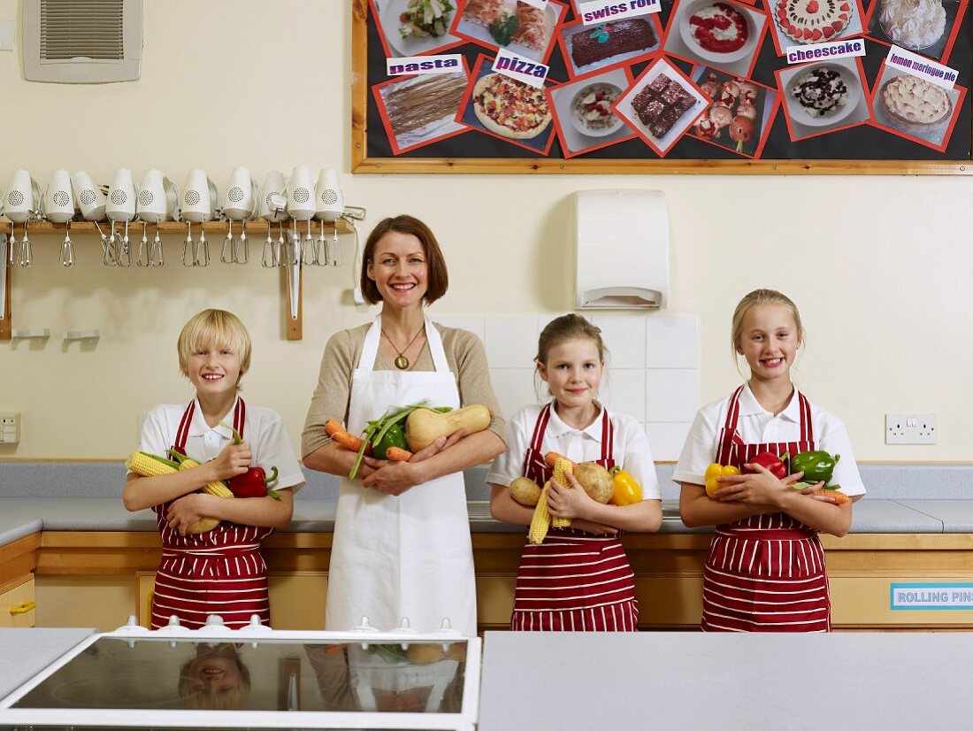 Lehrerin mit drei Kindern in der Kochschule