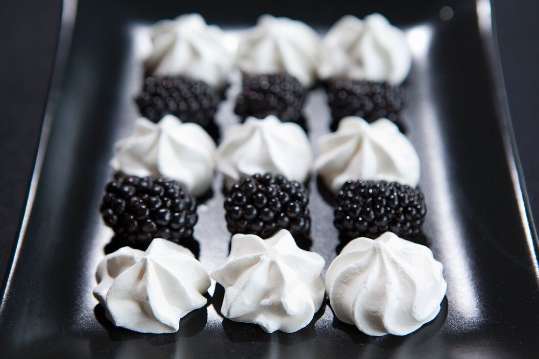 Blackberries with meringue puffs