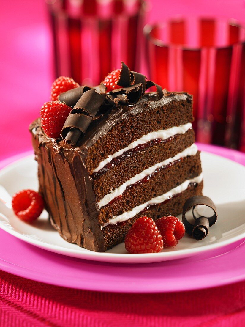 Ein Stück Schokoladen-Himbeer-Torte