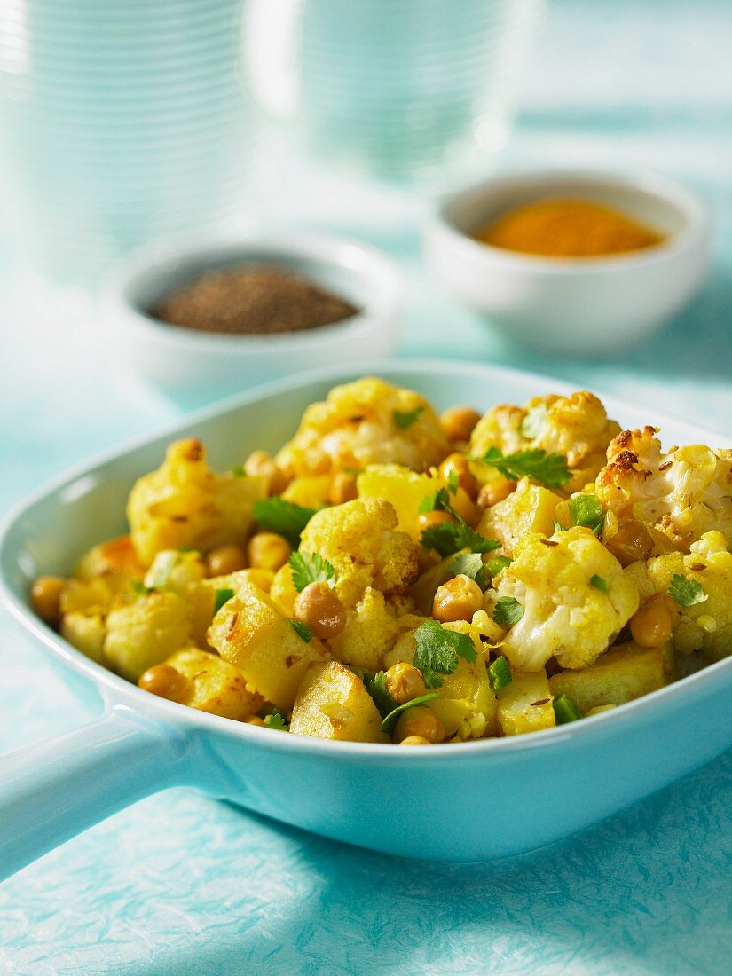 Indisches Blumenkohl-Curry mit Kartoffeln und Kichererbsen