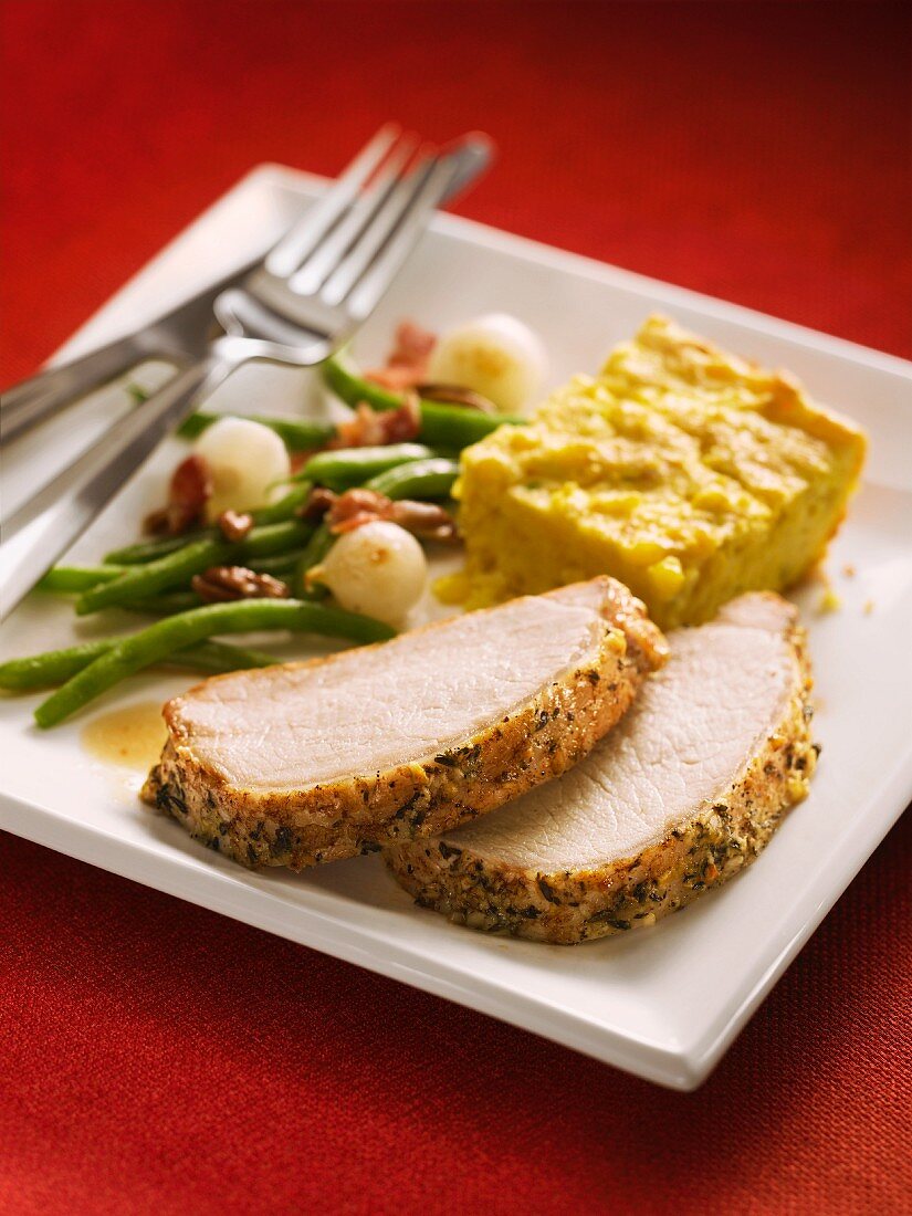 Schweinefilet mit Senfkruste in Scheiben