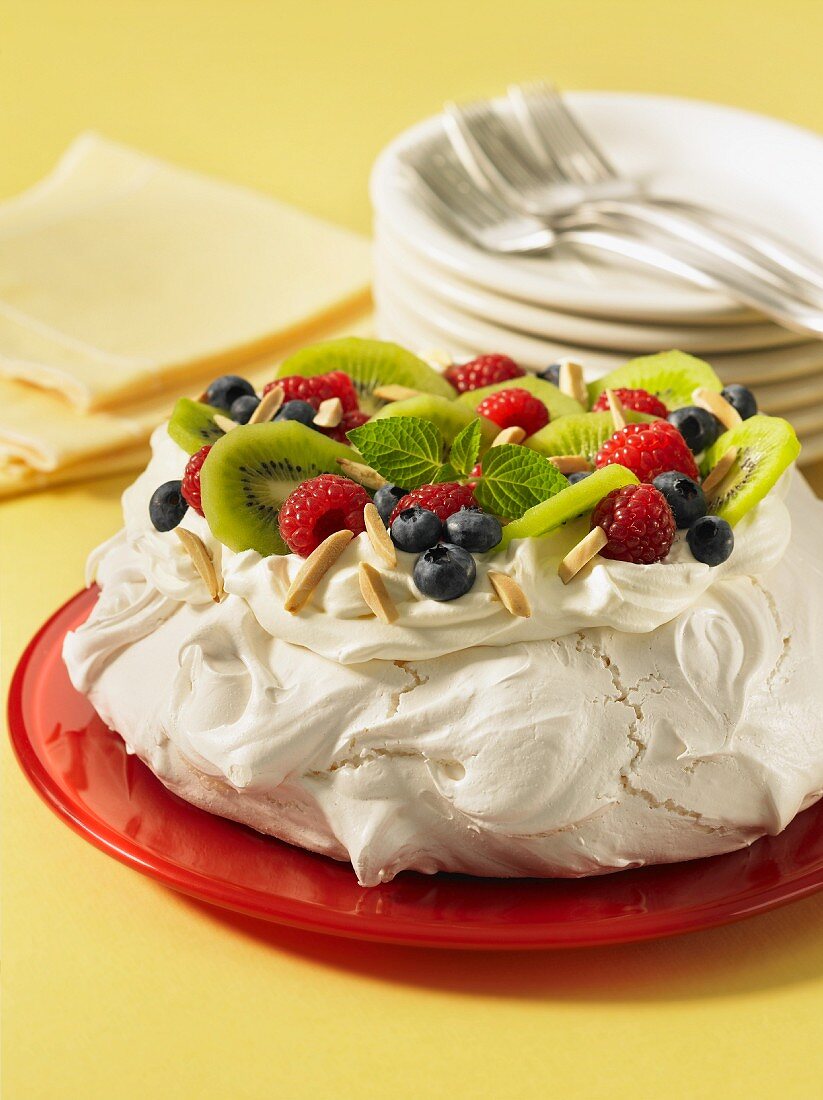 Pavlova (Australian meringue cake with fruit)