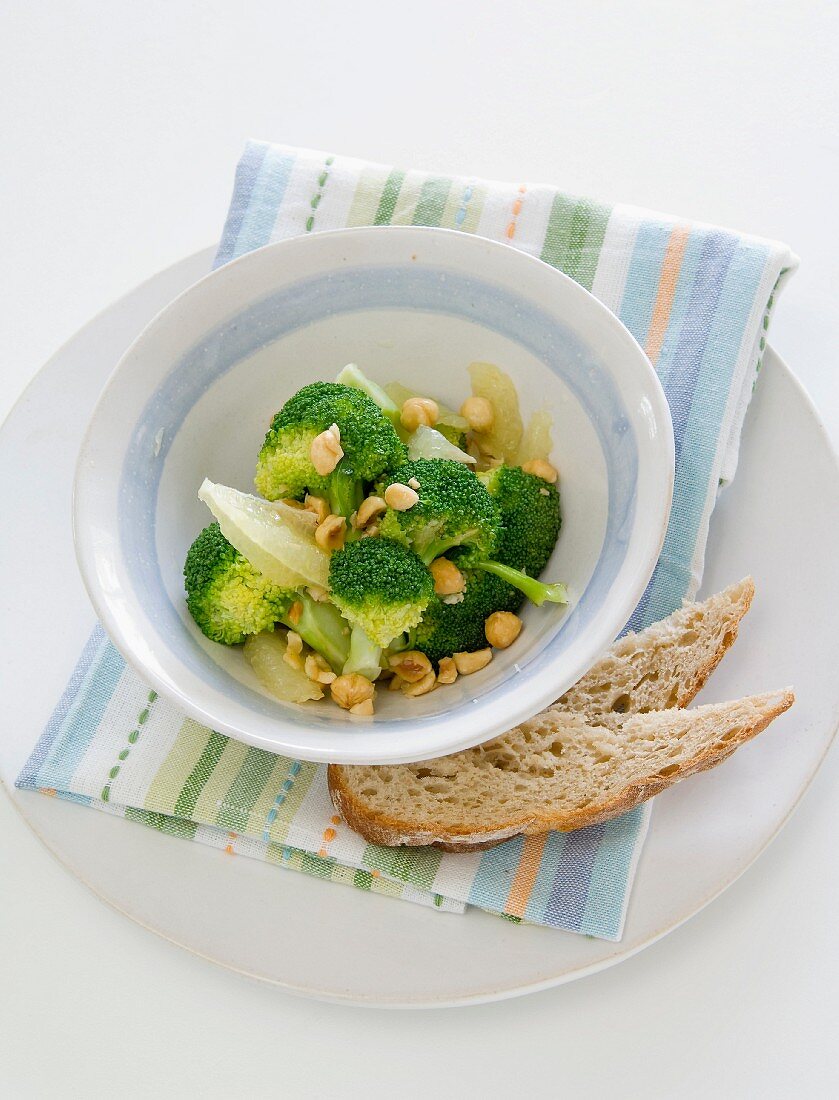 Gedämpfter Brokkoli mit Haselnüssen und Zitrone