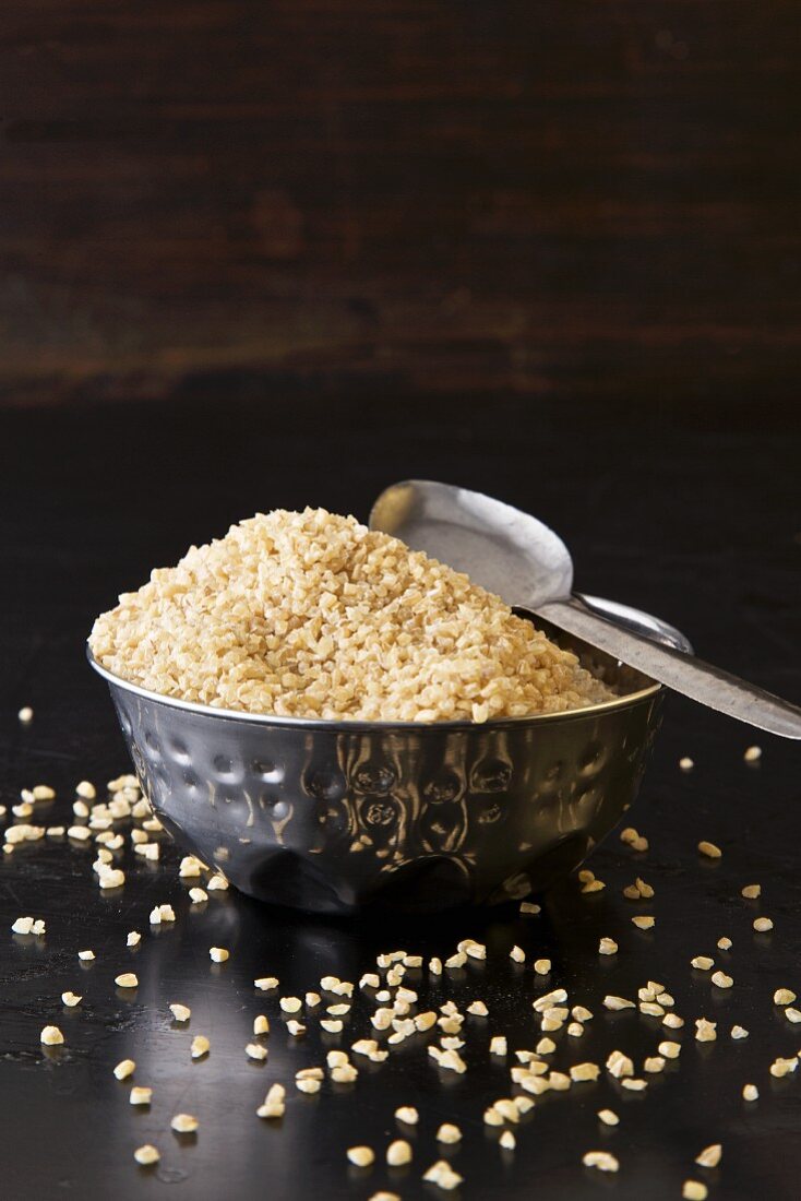 Bulgur mit Löffel in einer Schale