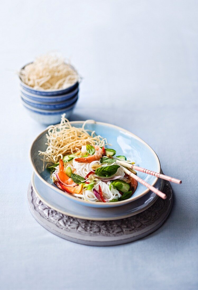 Reisnudelsalat mit Garnelen (Thailand)