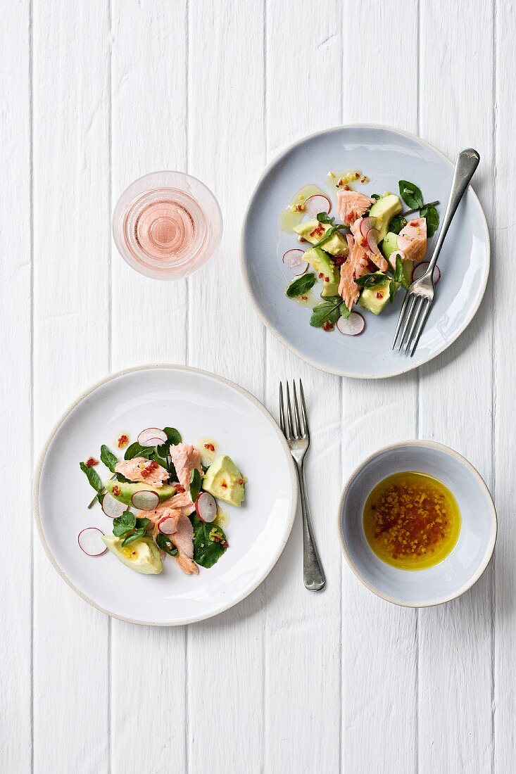 Räucherforellensalat mit Avocado und Chili-Zitronen-Dressing