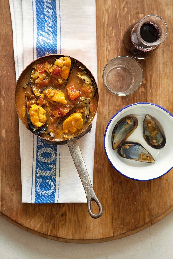 Provenzalische Fischsuppe mit Muscheln und Schüssel für Muschelschalen